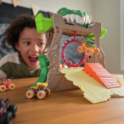 MONSTER JAM MINI JAMS palaišanas trase ar transportlīdzekli Dungeon of Doom, 6069758 