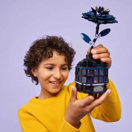 76784 LEGO® Wednesday Melnās dālijas zieds 