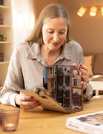 REVELL modelis Diagon Alley - Harry Potter: Tiny Adventures Ar rokām darinātas miniatūras, 00530 