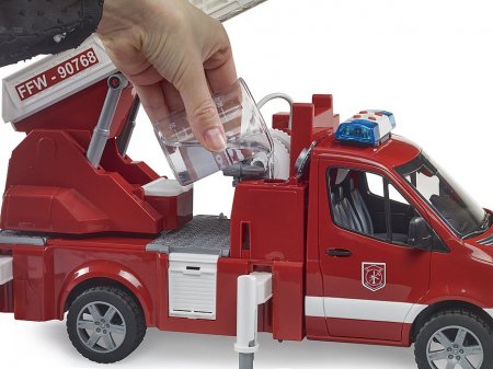 BRUDER MB Sprinter ugunsdzēsības dienests ar grozāmām kāpnēm, sūkni un gaismas un skaņas moduli, 02673 02673